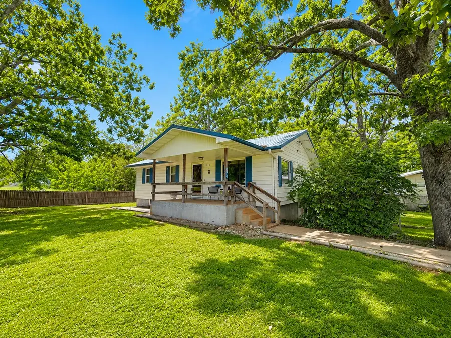911 N Center Street, Willow Springs, MO 65793 - #2