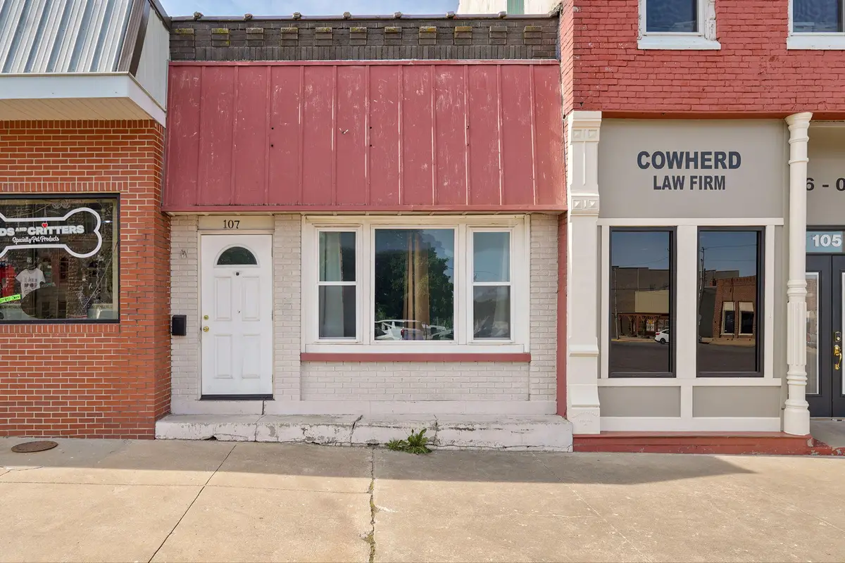 107 E Dallas Street, Mount Vernon, MO 65712 - #1
