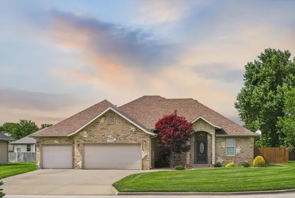 2009 E Warwick Drive, Ozark, MO 65721