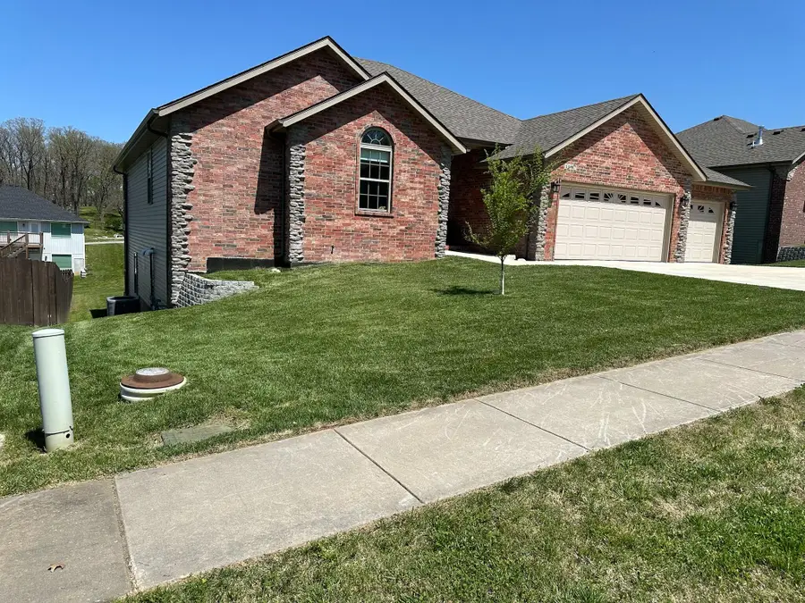 1087 E Daisy Falls Drive, Nixa, MO 65714 - #2