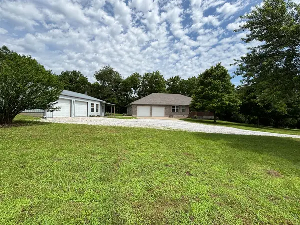 3702 Round House Road, Aurora, MO 65605