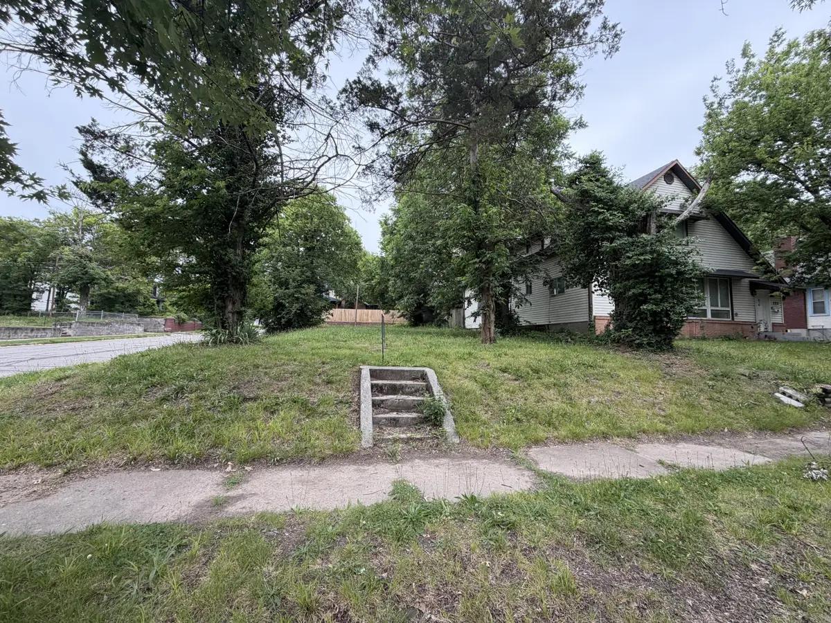 327 N Moffet Avenue, Joplin, MO 64801 - #1