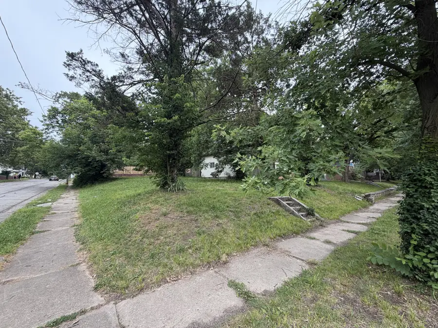 327 N Moffet Avenue, Joplin, MO 64801 - #2