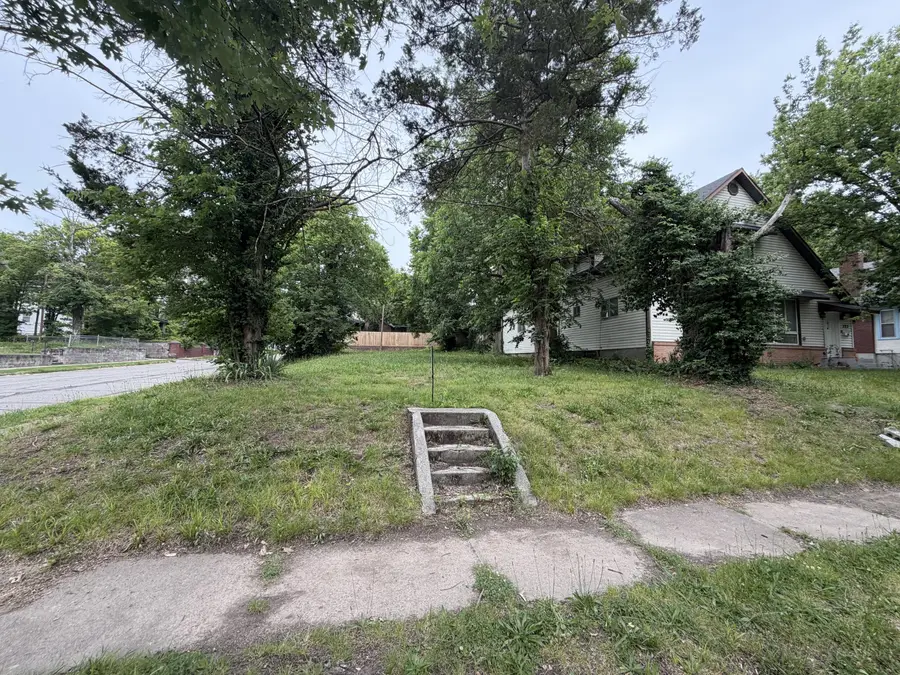 327 N Moffet Avenue, Joplin, MO 64801 - #3