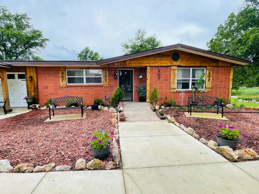1019 N Pine Street, Marshfield, MO 65706 - #2