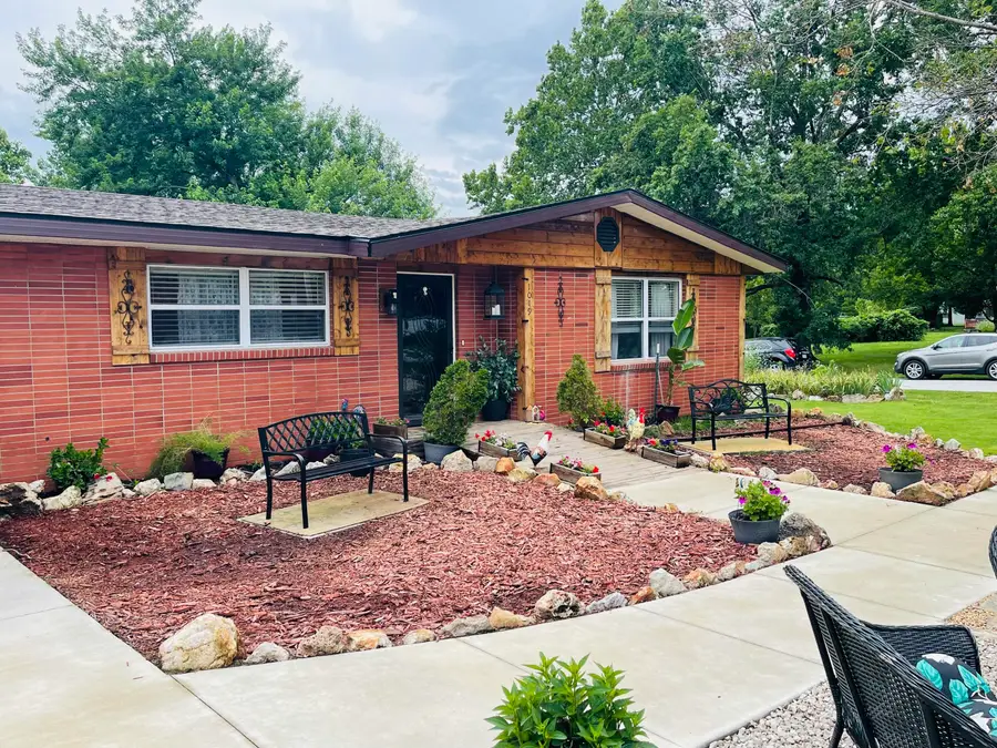 1019 N Pine Street, Marshfield, MO 65706 - #3