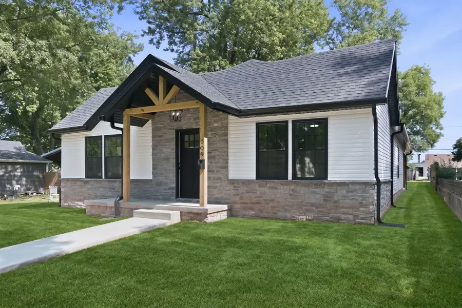 309 W Locust Street, Aurora, MO 65605 - #2