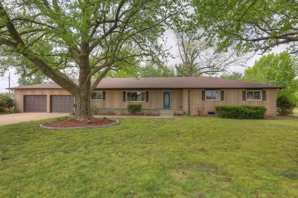 13200 Oregon Lane, Neosho, MO 64850