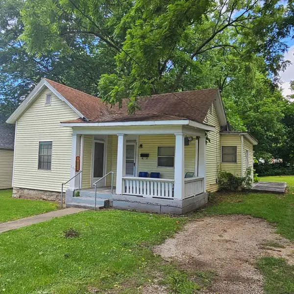 2130 N Travis Avenue, Springfield, MO 65803