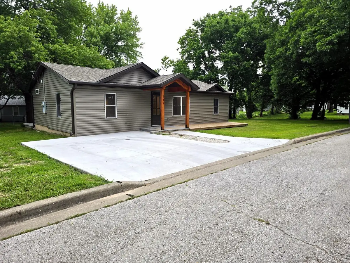 717 E Van Buren Street, Bolivar, MO 65613 - #1
