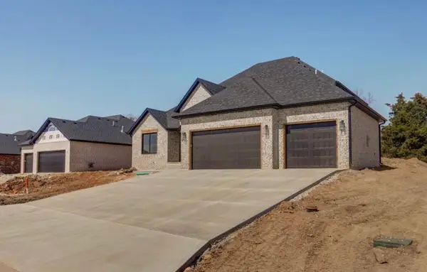 2105 N Silver Charm Avenue, Springfield, MO 65802