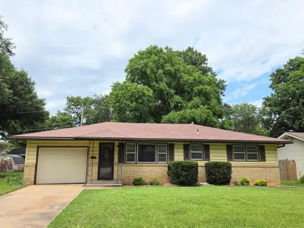1225 E Rosebrier Street, Springfield, MO 65804