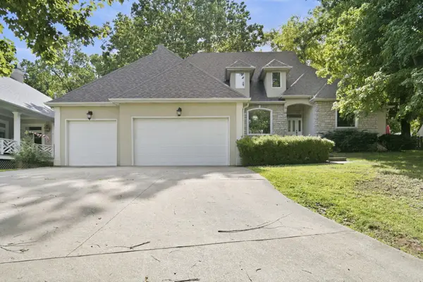 1628 S Charing Road, Springfield, MO 65809