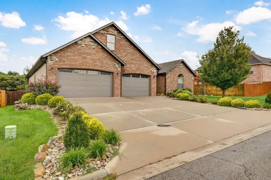 992 N Cedar Ridge Avenue, Springfield, MO 65802 - #2