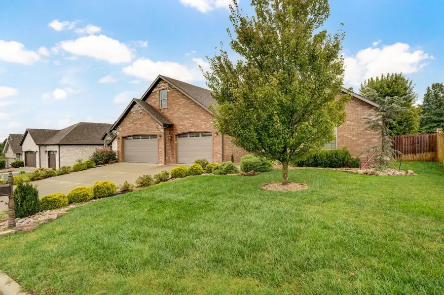 992 N Cedar Ridge Avenue, Springfield, MO 65802 - #3