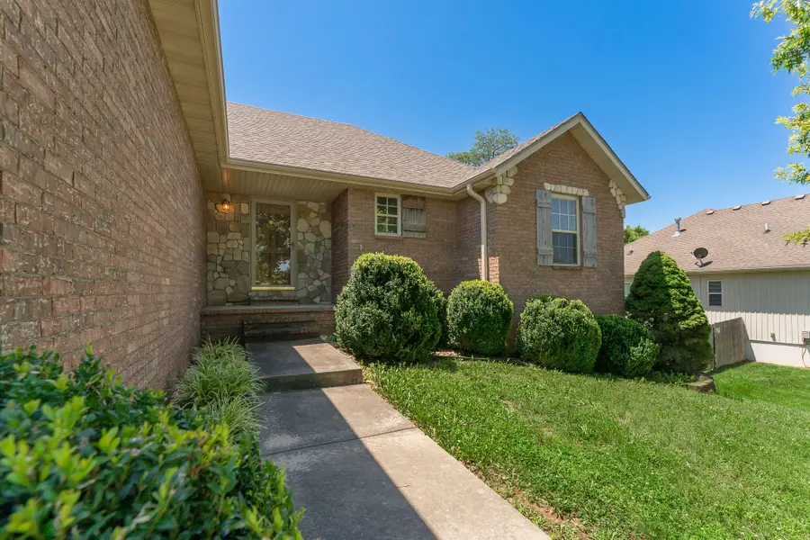 1082 E Daisy Falls Drive, Nixa, MO 65714 - #3