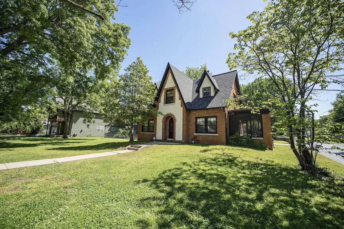 828 S Delaware Avenue, Springfield, MO 65802 - #1
