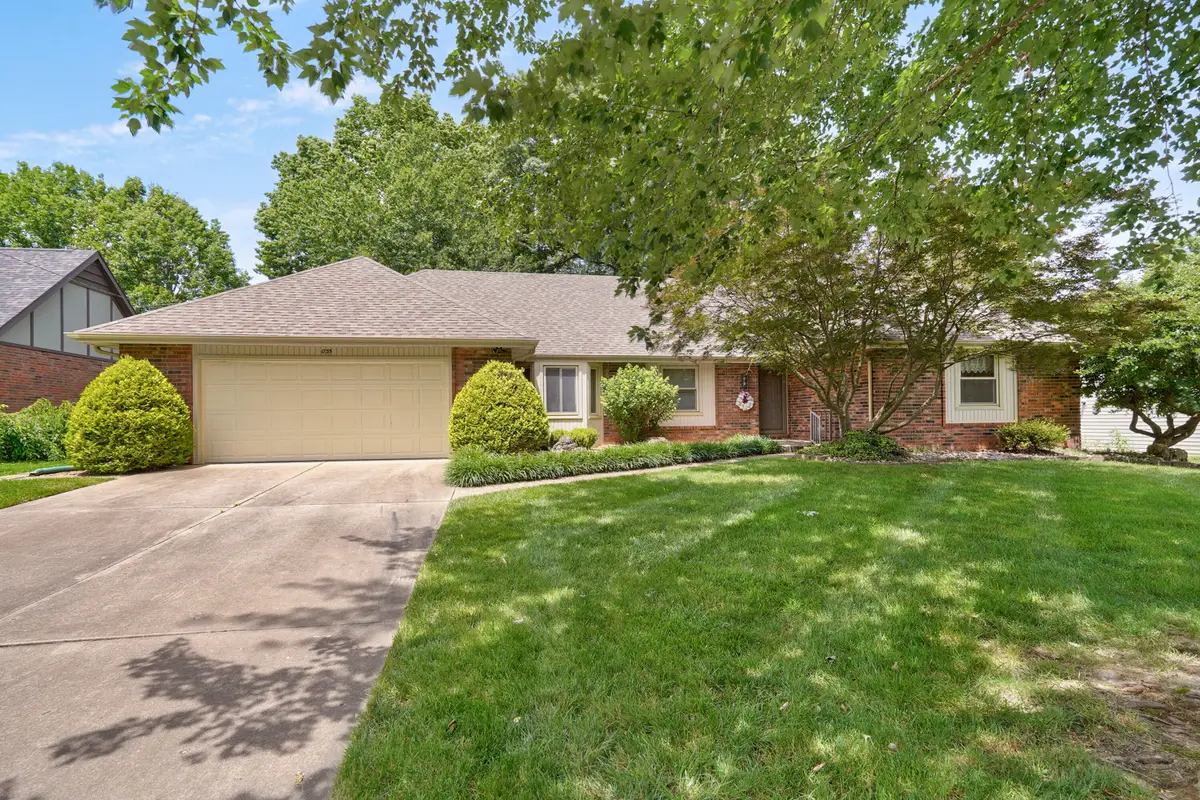 1735 E Vincent Drive, Springfield, MO 65804 - #1