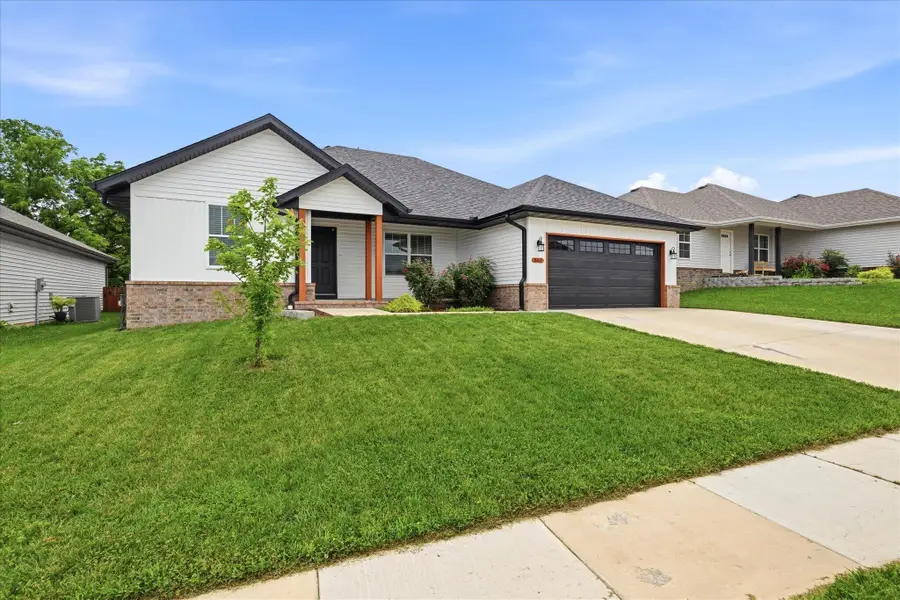802 S Wheaton Hills Drive, Nixa, MO 65714 - #3