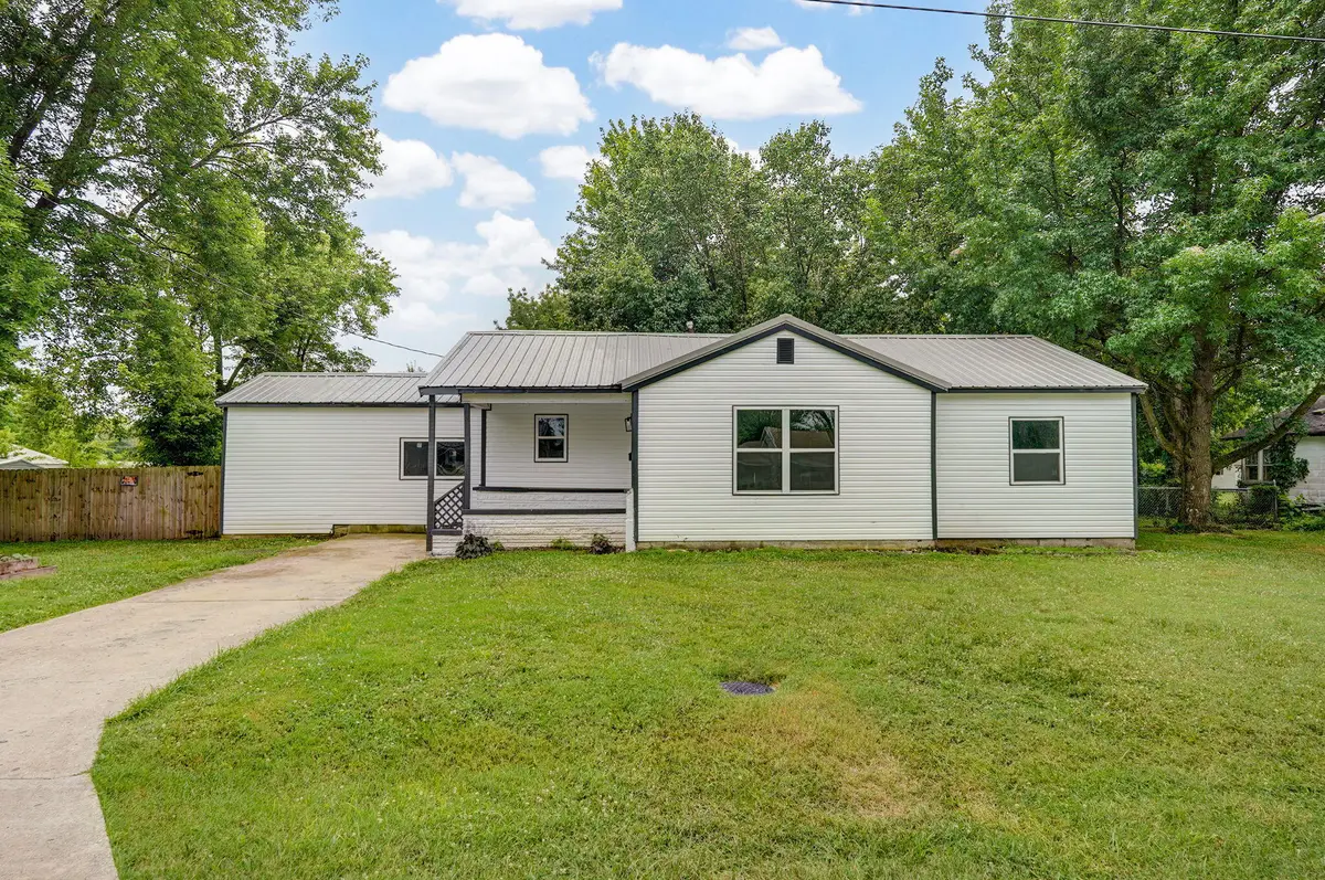 12 E Hawthorne Street, Aurora, MO 65605 - #1