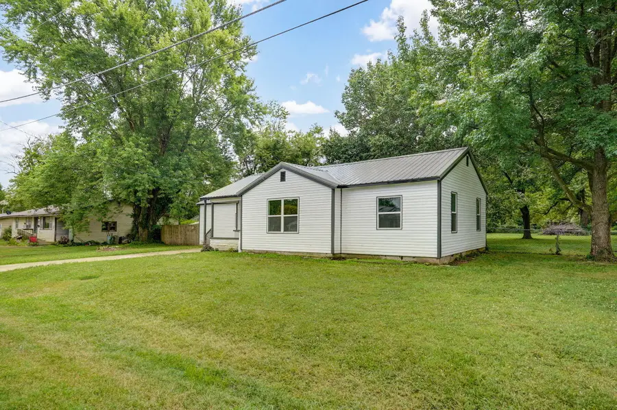 12 E Hawthorne Street, Aurora, MO 65605 - #2