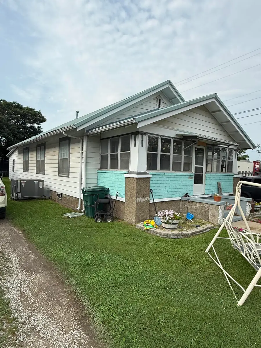 108 W Cleveland Avenue, Monett, MO 65708 - #2