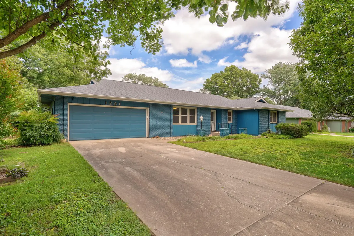 1321 E Walnut Lawn Street, Springfield, MO 65804 - #1