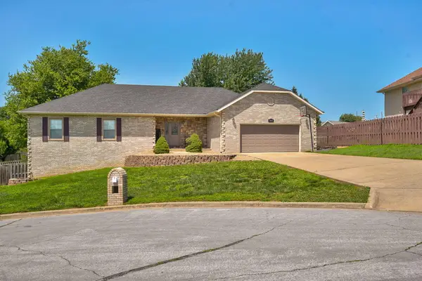 3713 N Croswell Avenue, Springfield, MO 65803