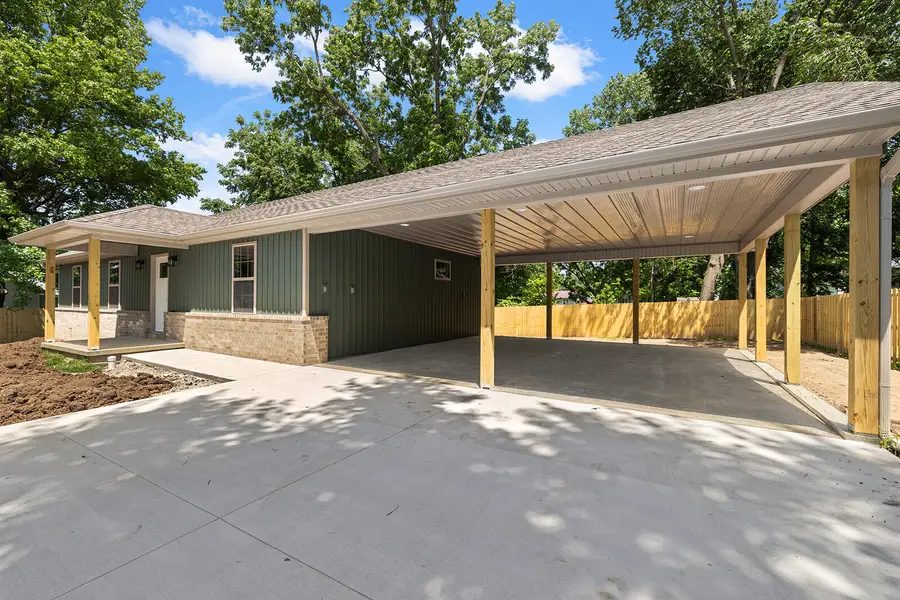 420 S Boston Avenue, Bolivar, MO 65613 - #2