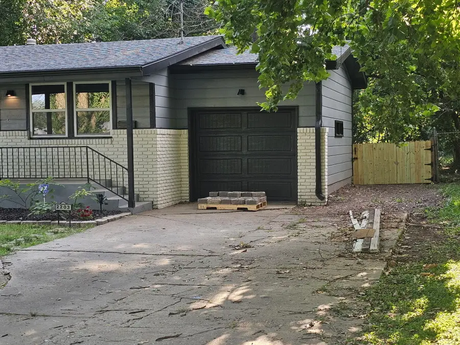 2203 N Kentwood Avenue, Springfield, MO 65803 - #2