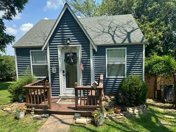 307 W Leyda Avenue, West Plains, MO 65775