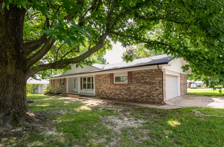 910 E Auburn Street, Bolivar, MO 65613 - #2