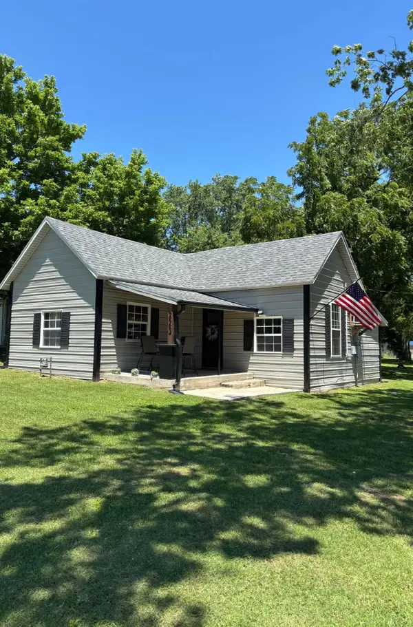223 E Cleveland Avenue, Walnut Grove, MO 65770