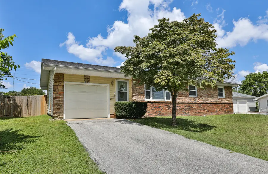 425 N Sunset Avenue, Bolivar, MO 65613 - #2