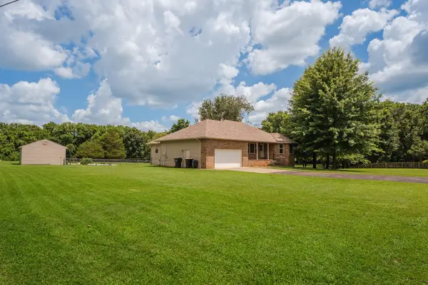 1482 N Osburn Lane, Nixa, MO 65714