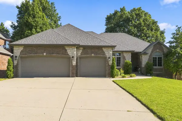 1019 W Parkhill Circle, Springfield, MO 65810