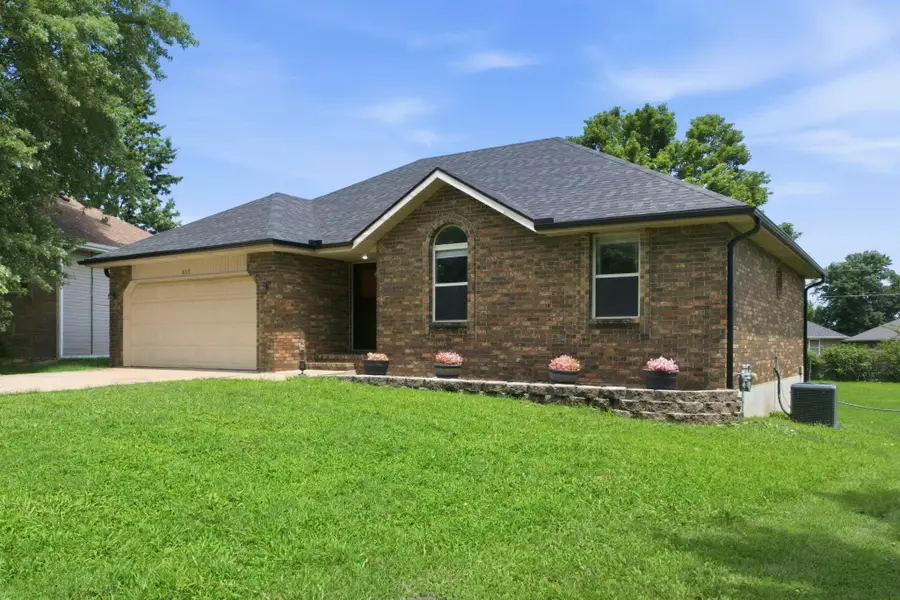 615 E Sunset Avenue, Nixa, MO 65714 - #3