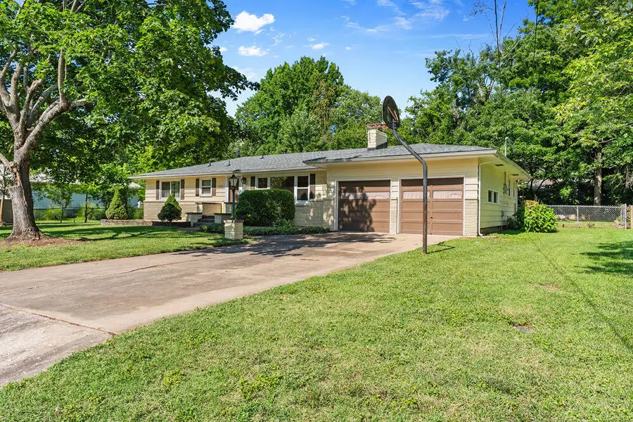1955 S Valleyroad Avenue, Springfield, MO 65804 - #3