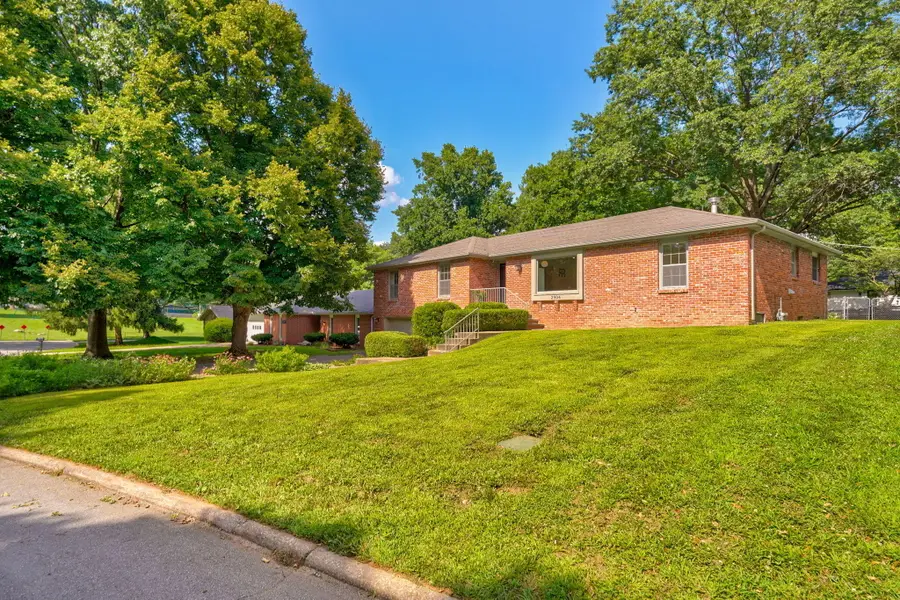 2904 S Brentmoor Avenue, Springfield, MO 65804 - #3
