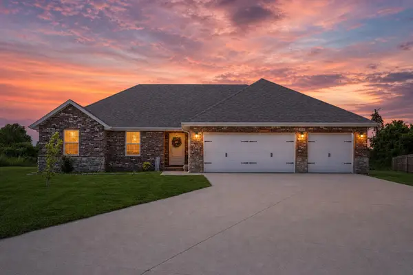 230 W Canterbury Lane, Willard, MO 65781