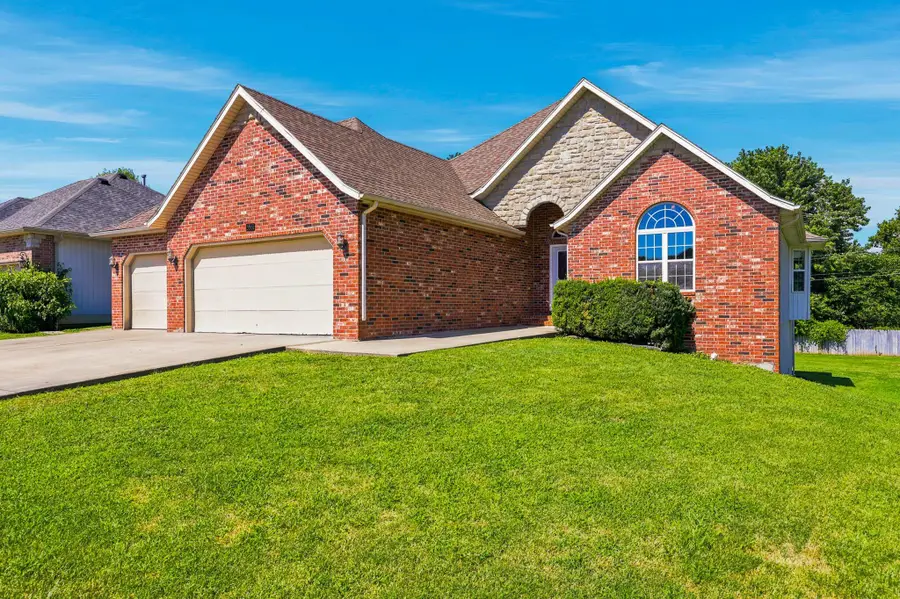 5561 S Pinehurst Avenue, Springfield, MO 65810 - #2