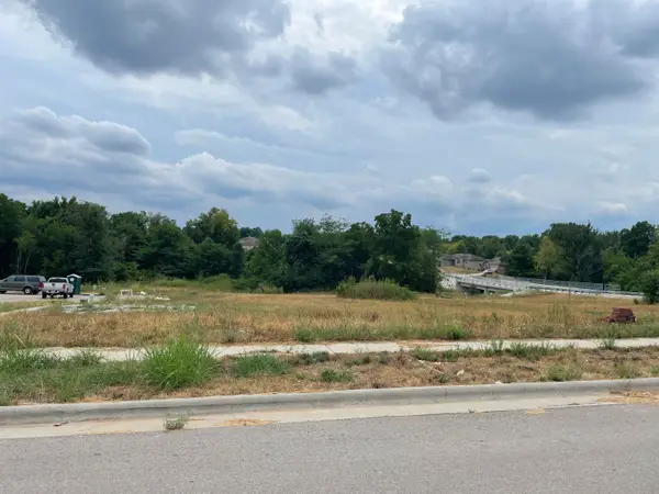 3279 S Greenway Drive, Springfield, MO 65807