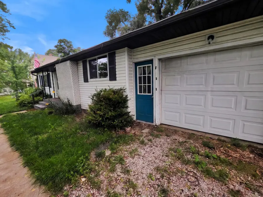 713 E Locust Street, Bolivar, MO 65613 - #2