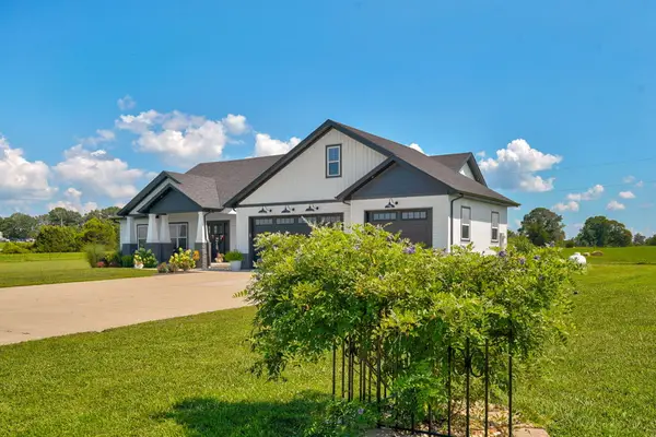 1032 Division Street, Sparta, MO 65753
