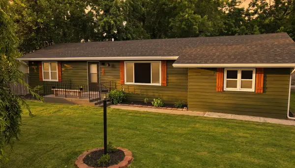 105 E Meadowbrook Avenue, Clever, MO 65631