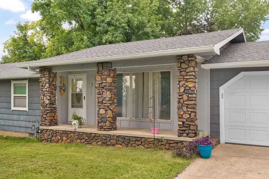 410 Schulz Avenue, Monett, MO 65708 - #3