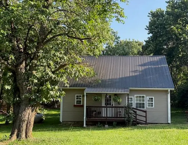 28 Fifth Street, Summersville, MO 65571