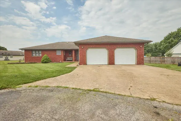 1603 Davis Circle, Mountain Grove, MO 65711