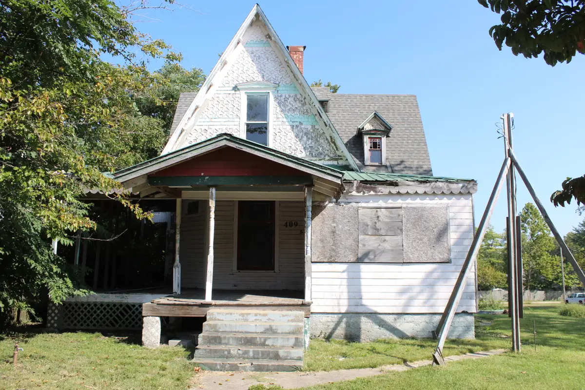 409 E College Street, Aurora, MO 65605 - #1