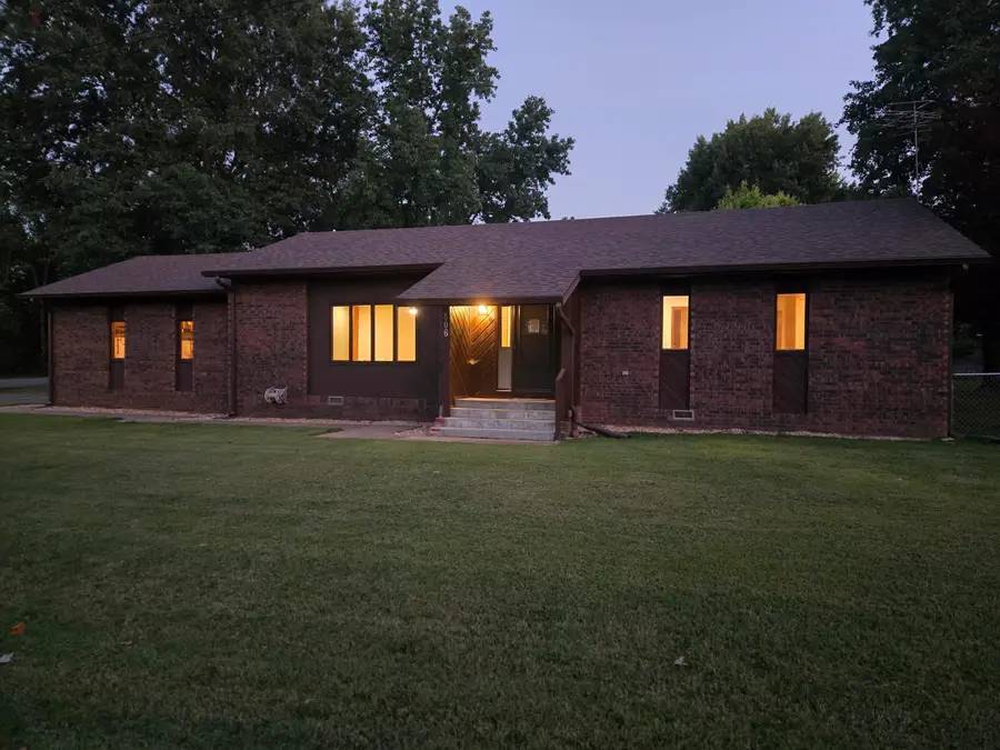 806 E Springfield Street, Aurora, MO 65605 - #2